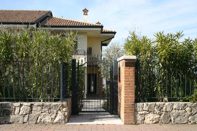 Ausblick Lazise Gardasee - Ferienhaus mit Seeblick, Infinity Pool, Garten und Garage
