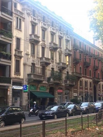 Apartment with terrace in central Milan