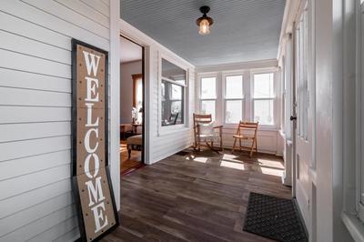 Walk to Downtown Kent - 3 BR House w Patio & Yard