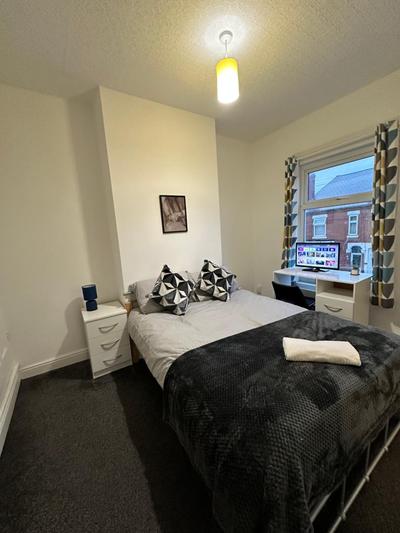 Lovely Town house Room 2