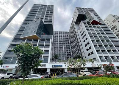 1 BR with Balcony & King Sized Bed near Mall of Asia