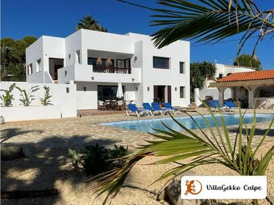 Off-grid Luxury Villa with Tikibar by the pool.