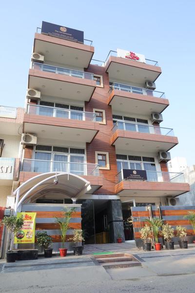 The Sandalwood Hotel I Sec-38 I Near Medanta Medicity Gurgaon
