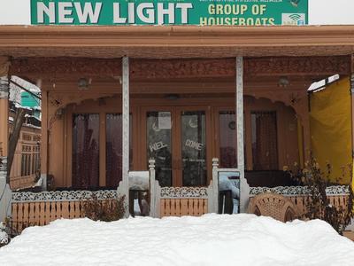 HB NEW LIGHT GROUP OF HOUSEBOATS