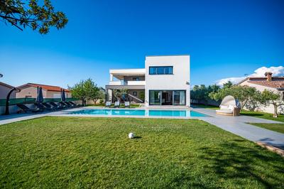 Villa Luen near Pula with large garden and private pool for families