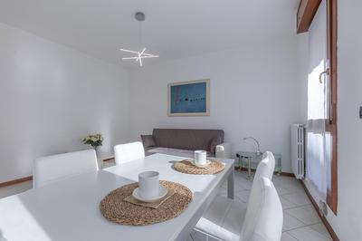 Bright & Airy Apartment near Zanolini Station