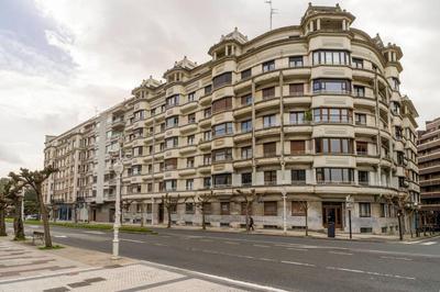 Bright apartment with A/C, parking optional