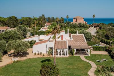 Villa Angelica with private access to beach
