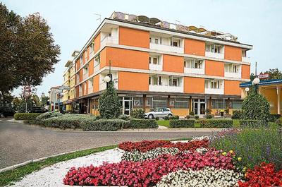 Studio with lovely terrace 200 m from the beach