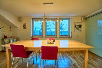 Große exklusive Wohnung mit Balkon und fantastischer Aussicht auf die Bergwelt inkl privatem Parkplatz mit E-Ladestation