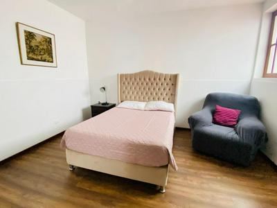 Habitación con baño y smart tv en Barranco