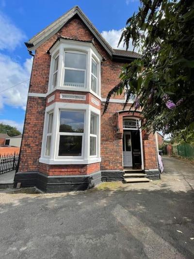 Serviced Apartment- 1 Bed-Next To Train Station