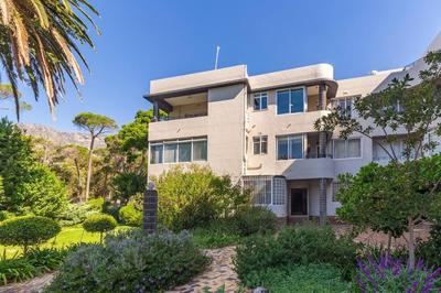 Contemporary central apt. Between beach and city.