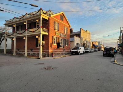 Marsh House, HOT TUB, Waterfront, KING bed, Close to Lejeune,