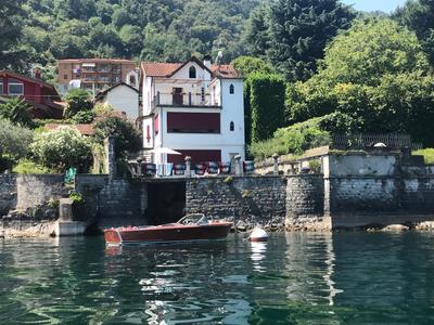 Beautiful Villa with Private Access to the Lake.