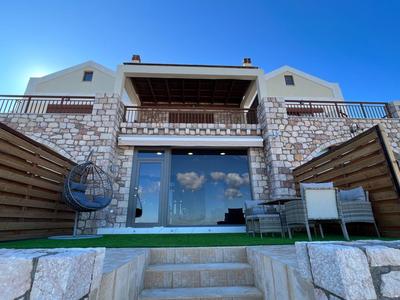 Seafront Luxury Suite with Jacuzzi & Sauna