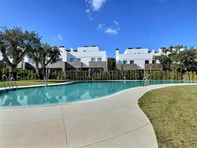 San Roque Golf Club, Step into elegance with this 3-bedroom luxury modern townhouse close to Sotogrande