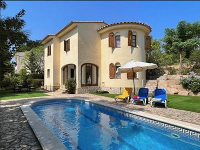 Villa mediterránea con piscina, jardín privado y 3 hab., cerca de la playa en la Costa Brava - ES-209-56