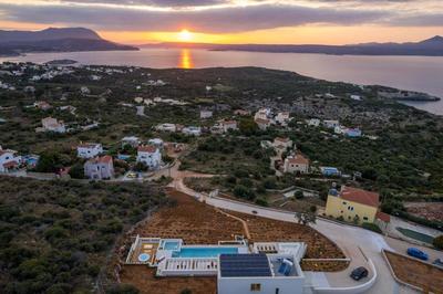 Luxurious Villa Thyrsus - With Private Heated Pool