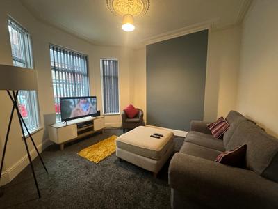 Stunning and Massive 4 bedroom 8 person 2 bathroom house!