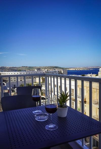 Spacious 3BR Apt Central Located with Sea Views