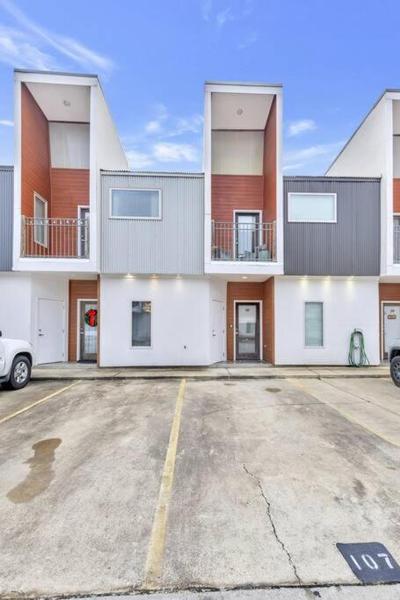 Cozy 2 Bed Townhome near the Hospital
