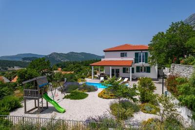 Villa Belina: 4 ensuite bedrooms, game room, heated pool, sauna & gym