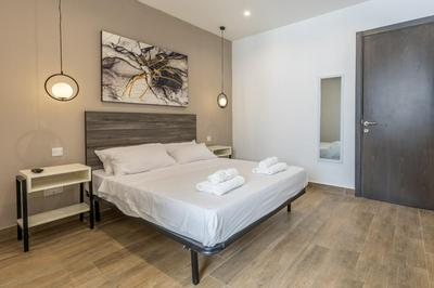 Well located studio 12 with kitchen and backyard
