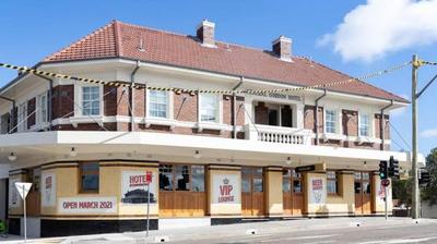 Beautiful Queen Room 1Min Walk to Station with 60Inch TV