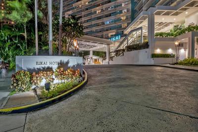 Ilikai's Best Beach Front Executive Suite