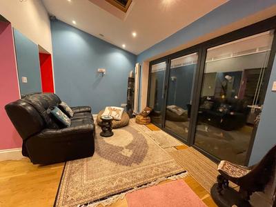 Luxury 4 Bedroom House with 4 Bathrooms - Elizabeth Line & Acton Central stations at walking distance