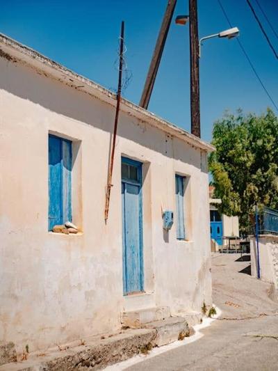 Spacious house directly on the olive grove