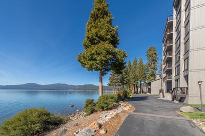 Amazing Lakefront Condo with Views Close to Slopes
