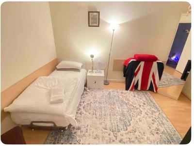 Females Rooms Kings Cross London Eurostar St Pancras International Station Camden Euston all nearby