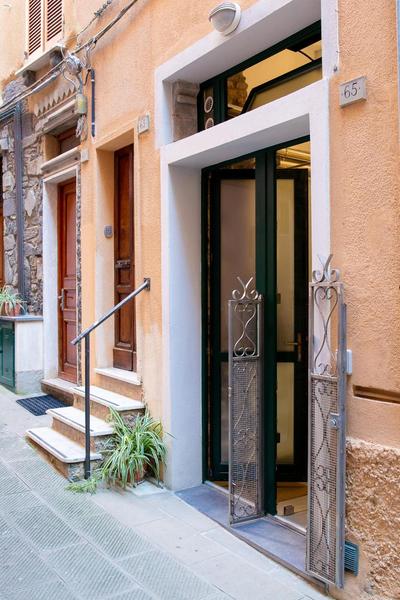 The Vernazza Main Plaza - Rooms & Suites