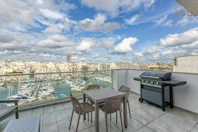 Beautiful seafront home with private balcony & BBQ by 360 Estates
