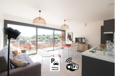 "Le Soleil Levant" avec balcon et parking privé, 2 adultes et 1 enfant