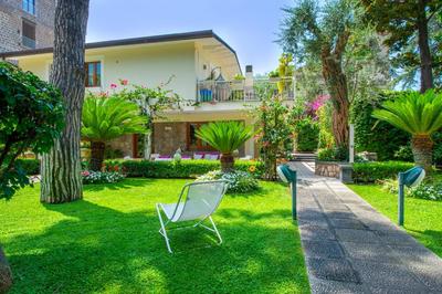 SorrentoVibes - Villa in Sorrento Center with gardens and outdoor space