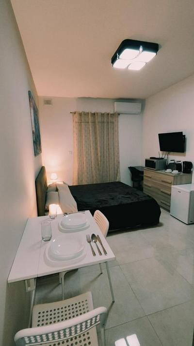 Fairwinds - Double Room with Ensuite - Luqa Airport - Self Check In & Out available