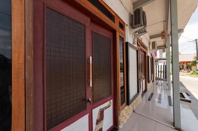 RedDoorz Syariah near Pasar Aceh Shopping Centre