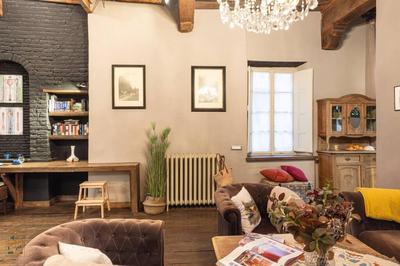 Spacious Central Apt with Two Bathrooms