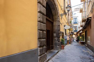 Cosy house under the Arches in Sorrento Old Town