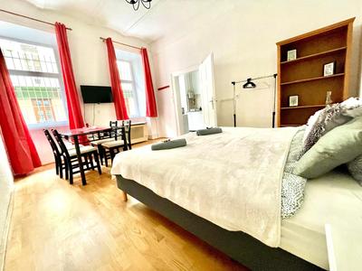VERY WARM HOME with Big Bed near New York Café