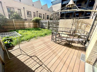 London Stratford Luxury House, 5 minutes walk Station, Westfield, 3 Bedrooms 3 Bathrooms, Reception, Garden, Parking