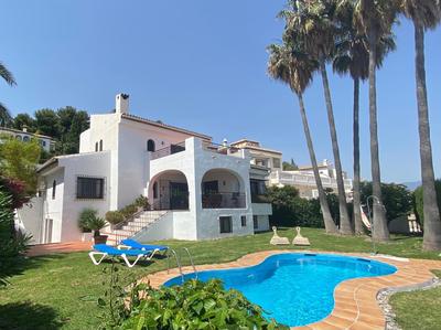 Spacious villa with sea view and private pool