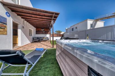 Villa Flaminia - Jacuzzi and Foosball - Just 400m from the Beach By Lanzarote Vacation Homes