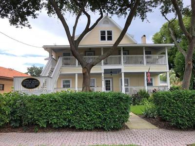 Cozy Apartment Overlooking Downtown and Park NO KIDS, NO PETS