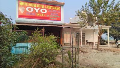 OYO 82147 White Palace