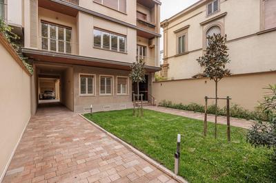 Lucy Florence charming modern apartment near Piazza della Libertà