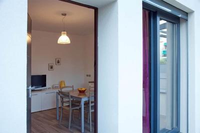 Terrace house, private outdoor area, 250m from sea
